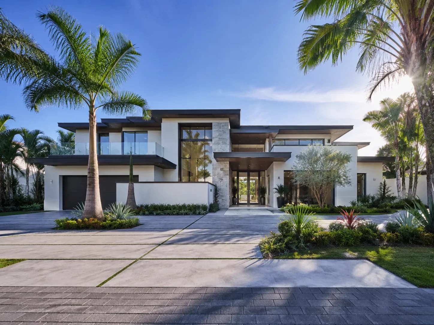 Façade extérieure d’une villa moderne à deux niveaux entourée de palmiers et allée en béton — visite 360° HD Media