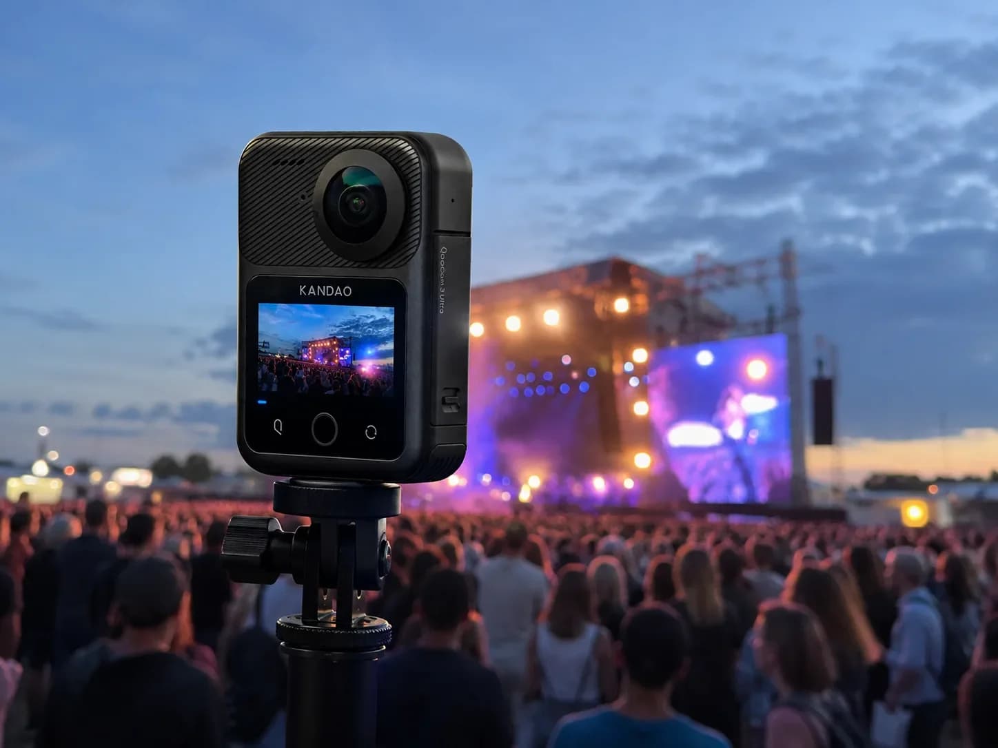 Caméra 360° Kandao sur trépied devant une foule lors d’un concert en plein air au coucher du soleil