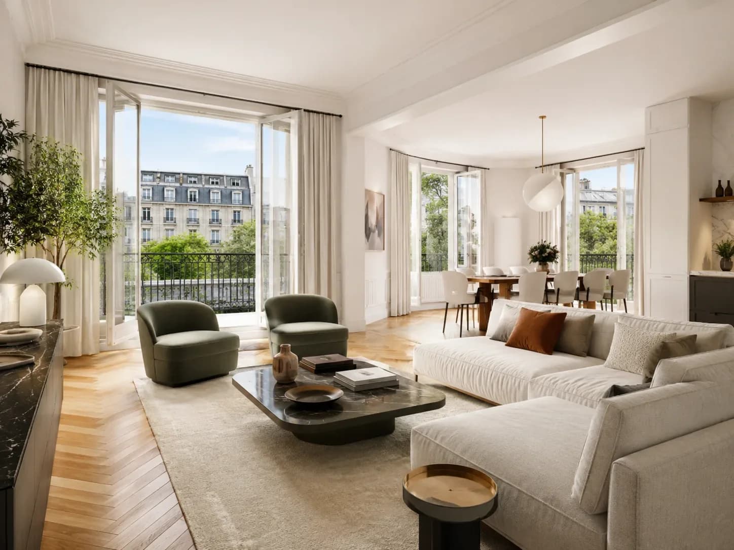 Salon haussmannien parisien avec parquet en chevrons, hautes fenêtres donnant sur immeuble et salle à manger — HD Media