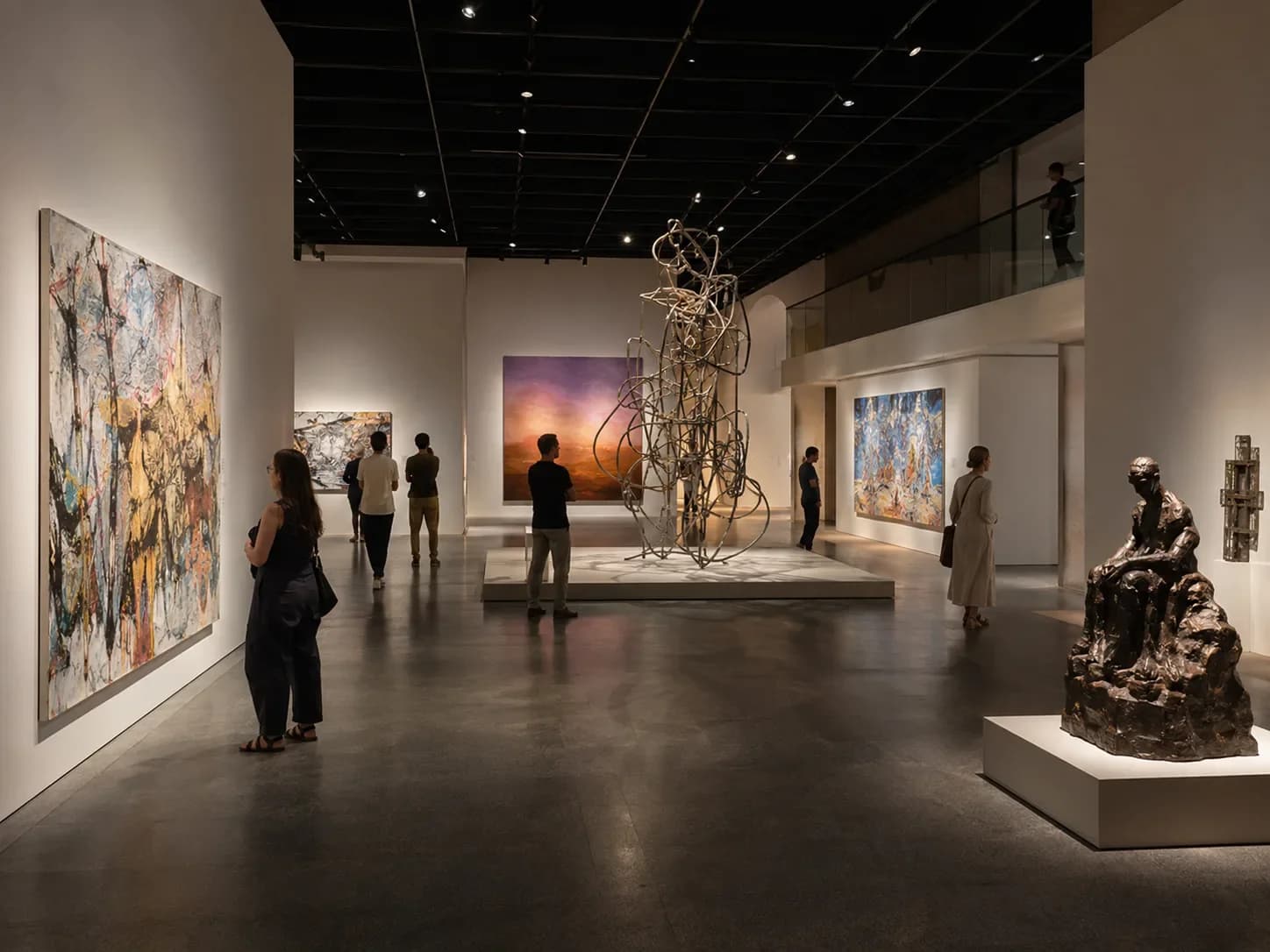 Vaste galerie d’art contemporain avec toiles abstraites, sculptures et visiteurs sous plafond noir — HD Media