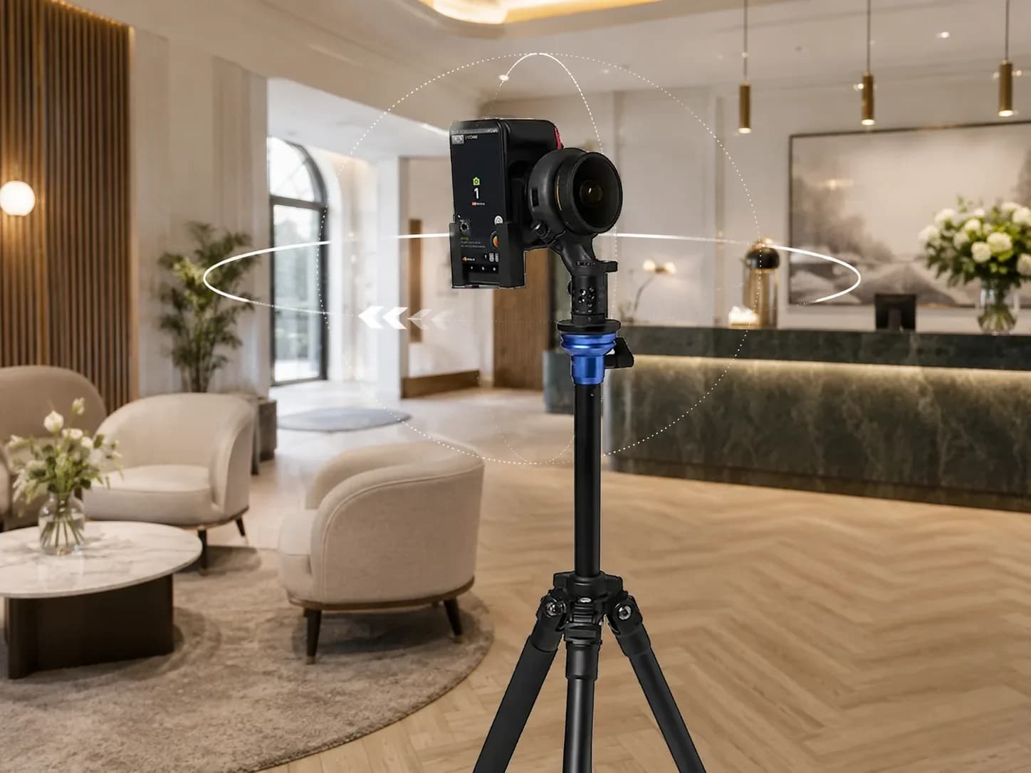 Caméra grand-angle sur tête rotative en visite virtuelle dans le hall d’entrée lumineux d’un hôtel haut de gamme
