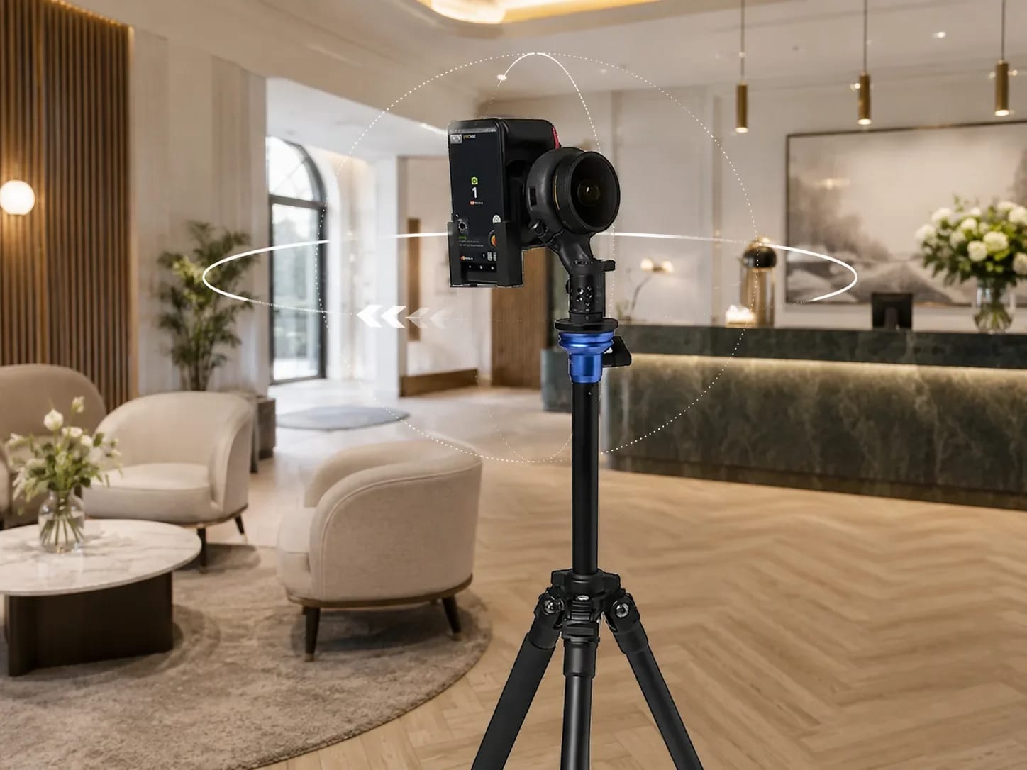 Caméra grand-angle sur tête rotative en visite virtuelle dans le hall d’entrée lumineux d’un hôtel haut de gamme
