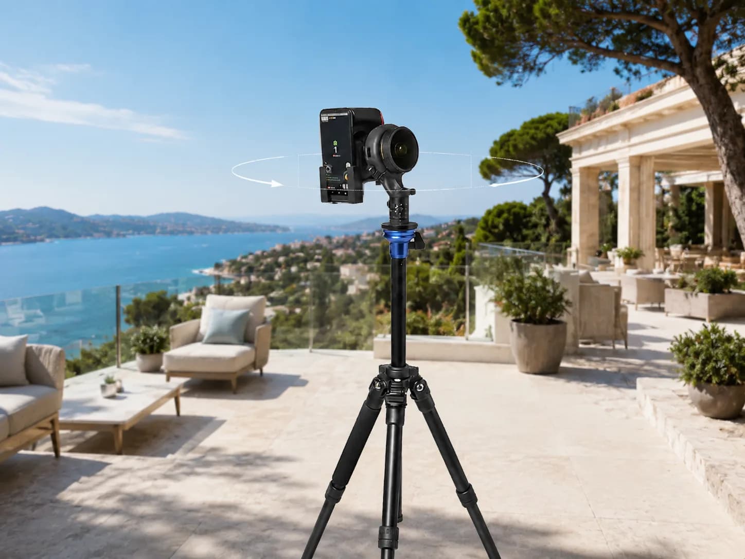 Caméra 360° professionnelle HD Media sur trépied, en captation immersive sur une terrasse surplombant la Méditerranée