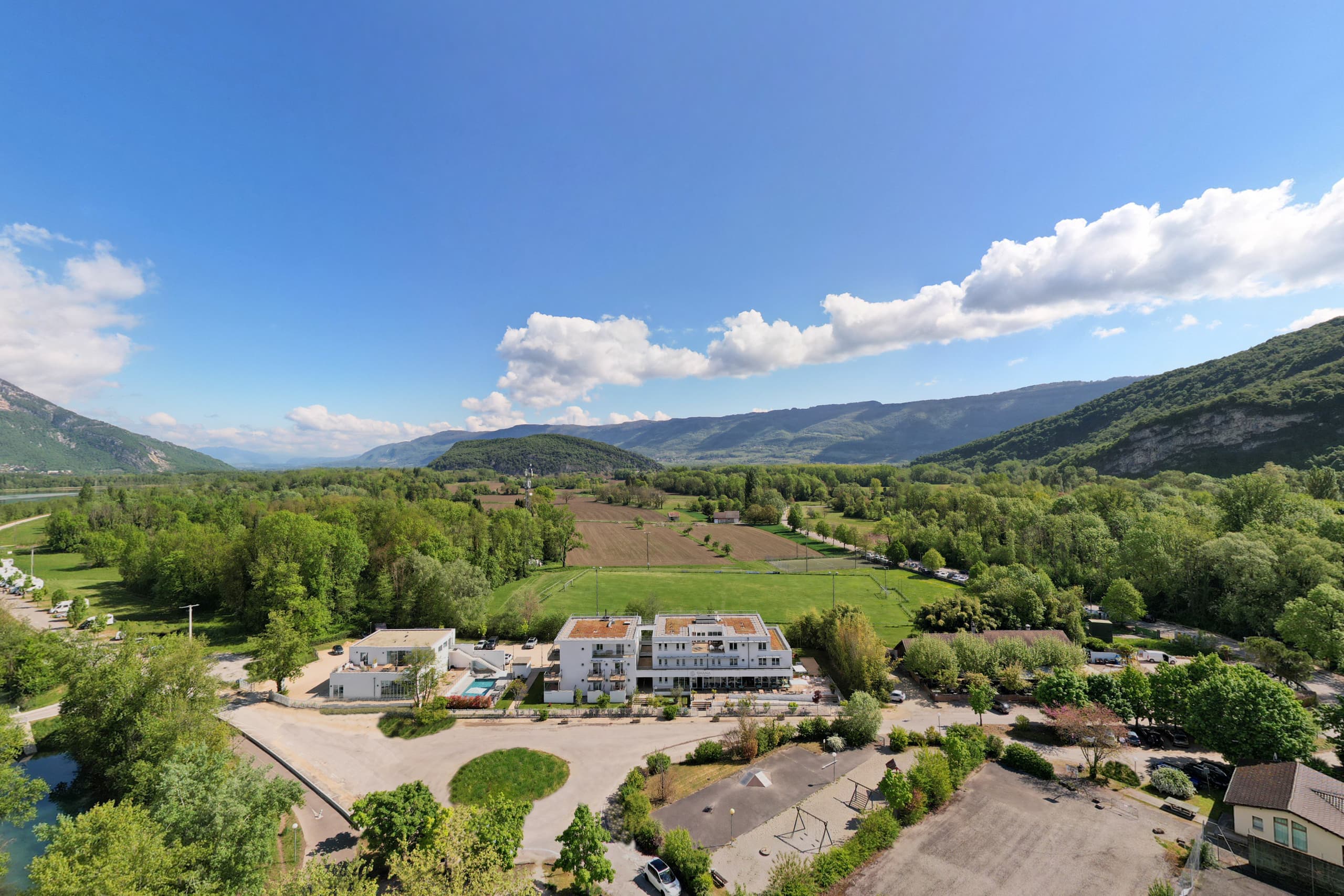 HD Media virtual tour of a hotel shown on a smartphone: information points, menus and action buttons