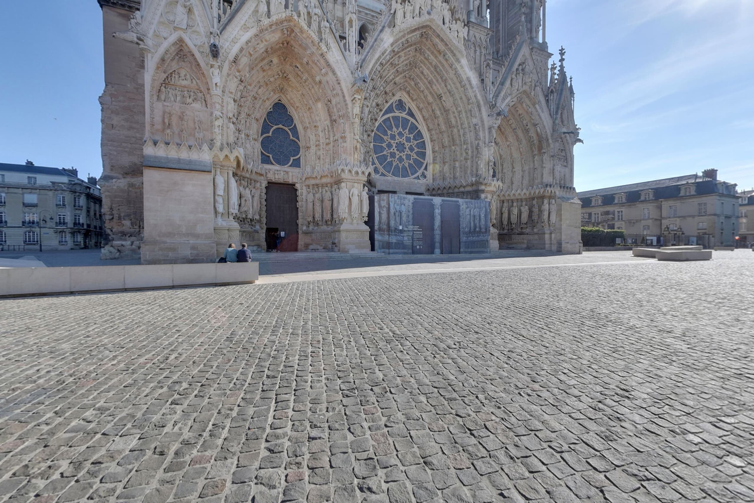 Cathédrale de Reims — HD Media 360° virtual tour displayed on a tablet