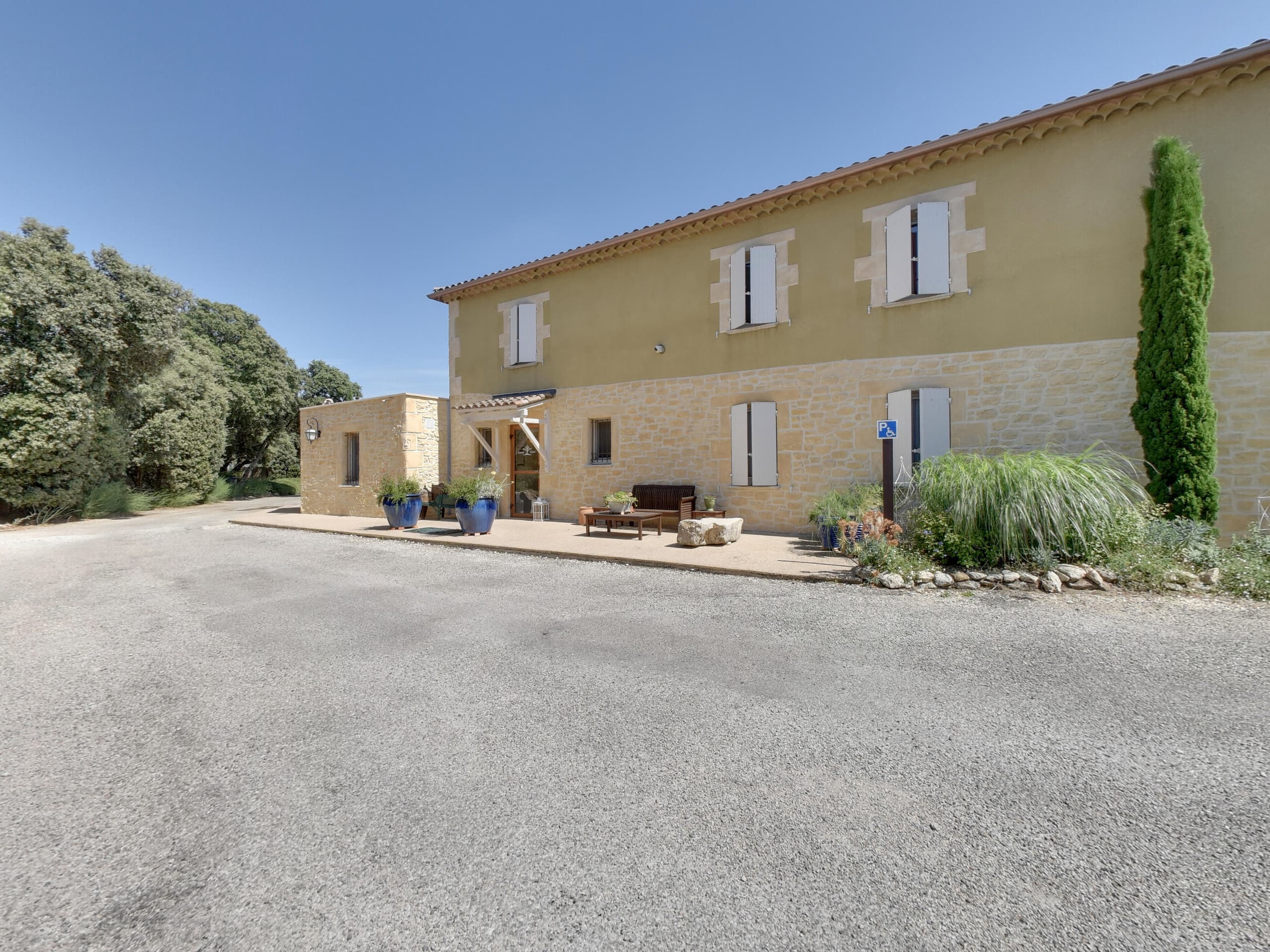 Visite virtuelle 360° de La Bastide de Grignan affichée sur une tablette, panorama lumineux et détaillé