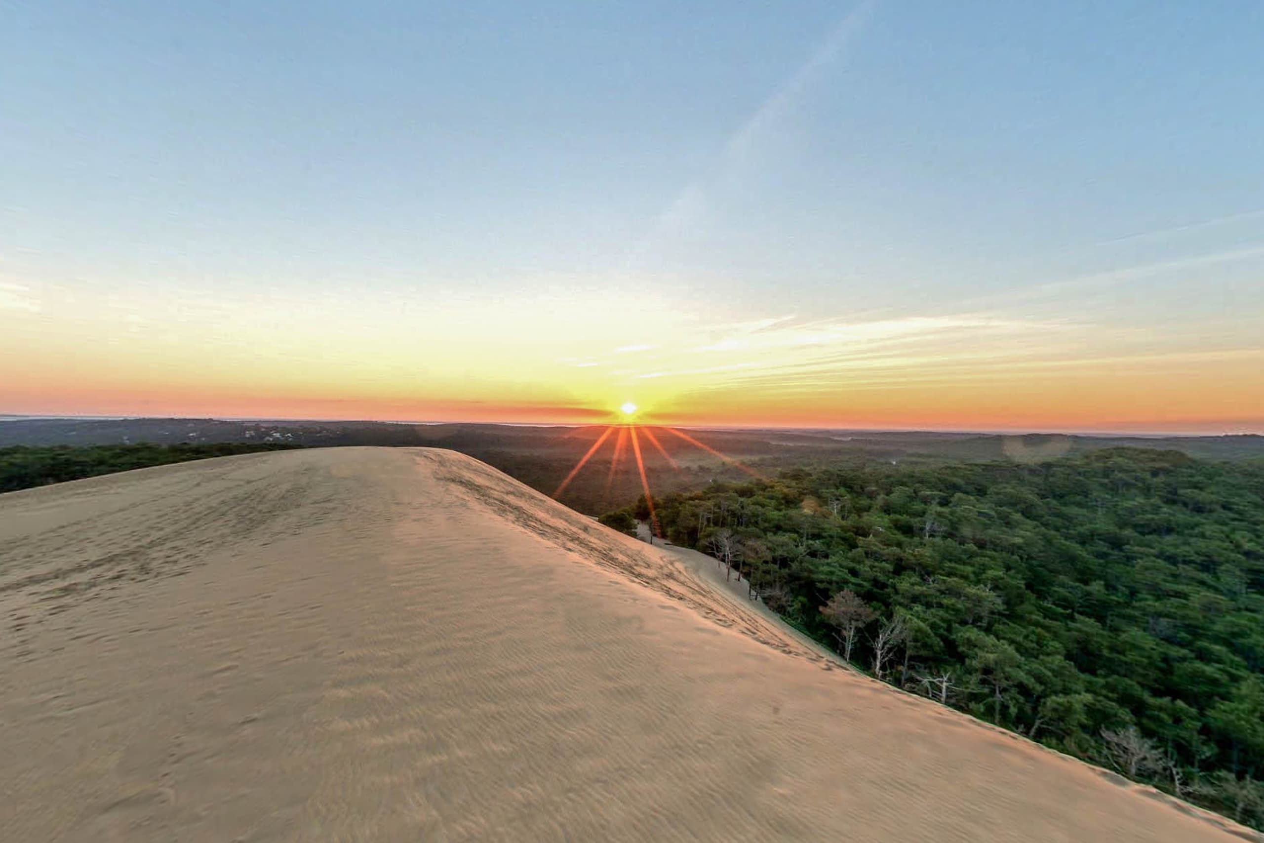 The Dune du Pilat in a 360° virtual tour, displayed on a tablet