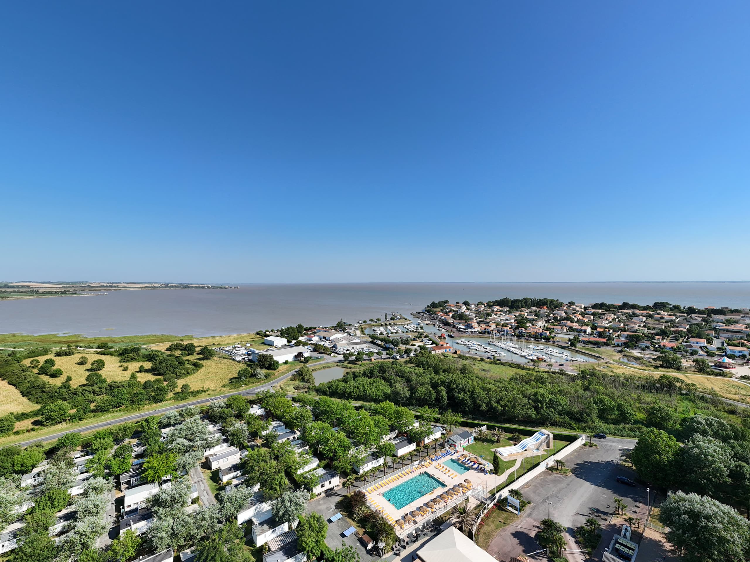 Camping Soleil Levant — Meschers-sur-Gironde (17) — HD Media 360° virtual tour displayed on a tablet