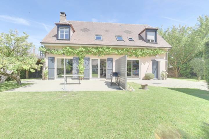 Maison aux beaux volumes 190 m² FRESNOYLELUAT